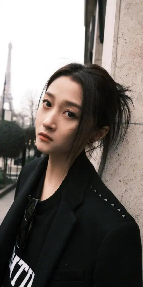 关晓彤巴黎时装周最新造型,墨镜黑衣大长腿,少女轻盈酷感十足|短裙