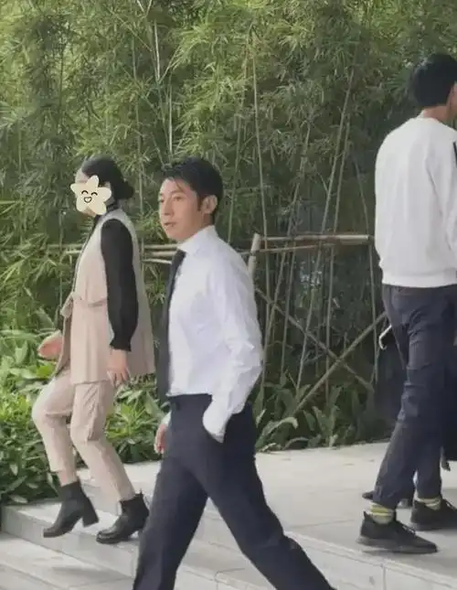 撒贝宁东莞录制节目被偶遇,生图又瘦又白儒雅帅气,大长腿抢镜!