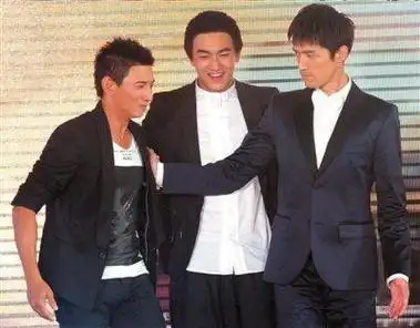 吴亦凡是一个很高的男艺人,但让人意想不到的是,当他坐下来的时