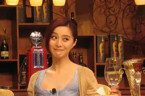 范冰冰:范冰冰的酒局相对可是太多了,网上关于她喝酒的照片可是太多了