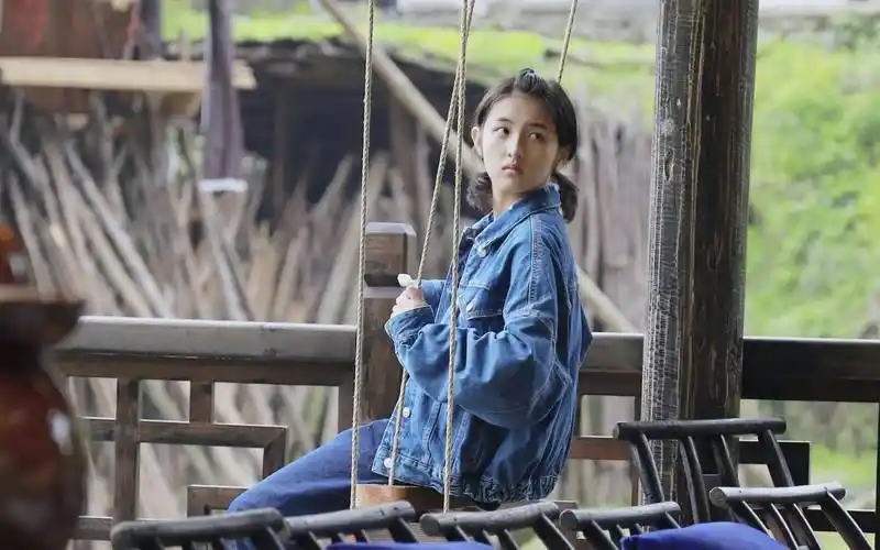 作品无人问津,演技被质疑:和渣男焉栩嘉恋爱后,张子枫被骂惨了_电影