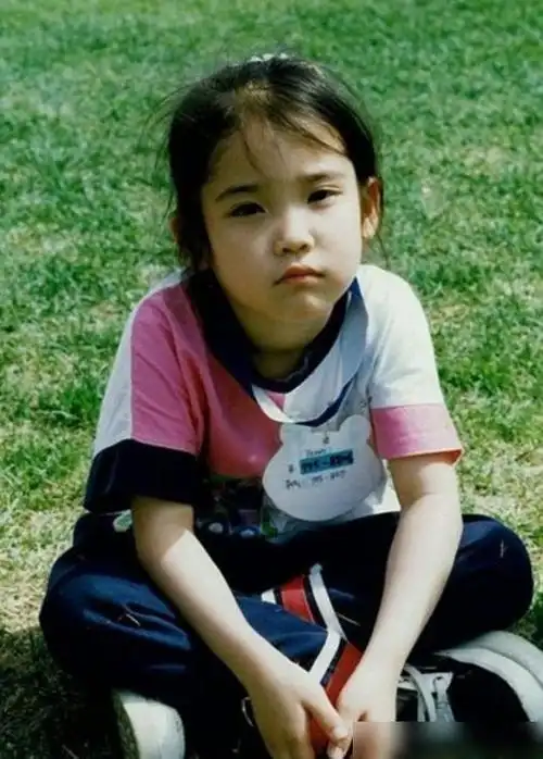 28岁iu被翻出9年前照片对比竟毫无变化被称最完美冻龄范本