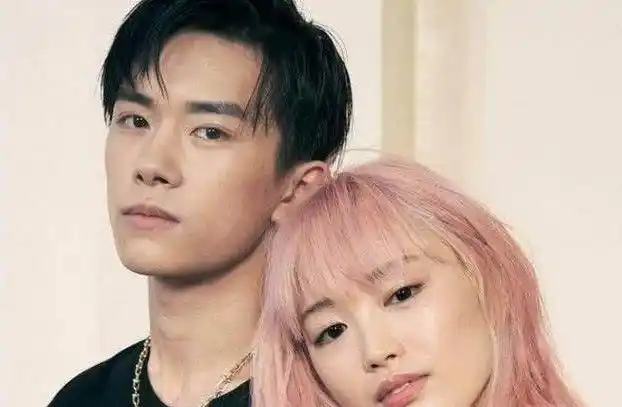 易烊千玺晒"女伴合影",看到她手放的位置后,千纸鹤都怒了!