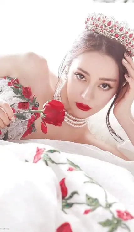 迪丽热巴婚纱造型玫瑰公主皮肤 不去想遥远的事只知道今晚月色温柔_7