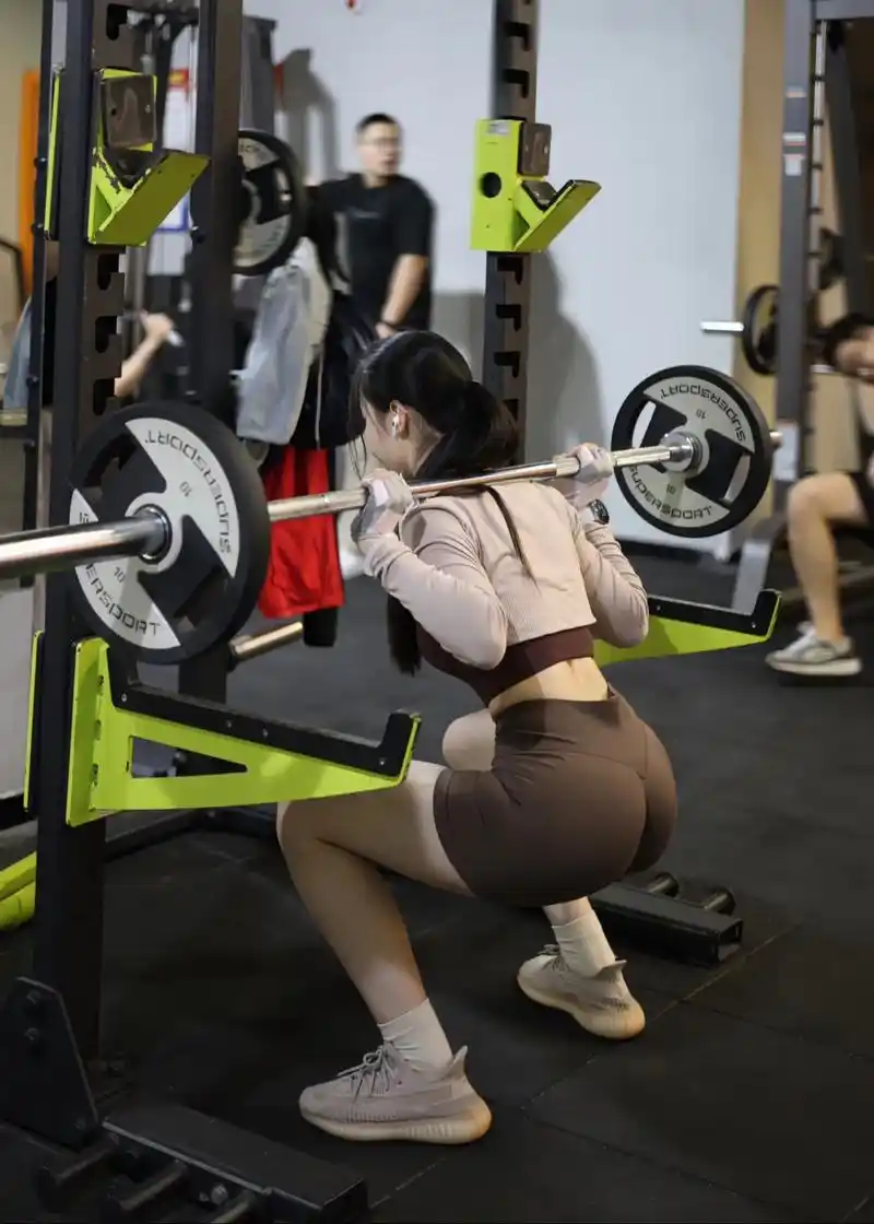 喜欢一切有力量的健康美#健身日常 #运动女孩 - 抖音