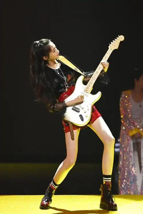 关晓彤穿露脐装跳舞大秀平坦蛮腰 摇滚风造型又帅又飒