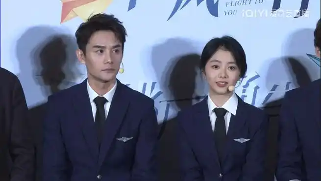 王凯谭松韵直播同框