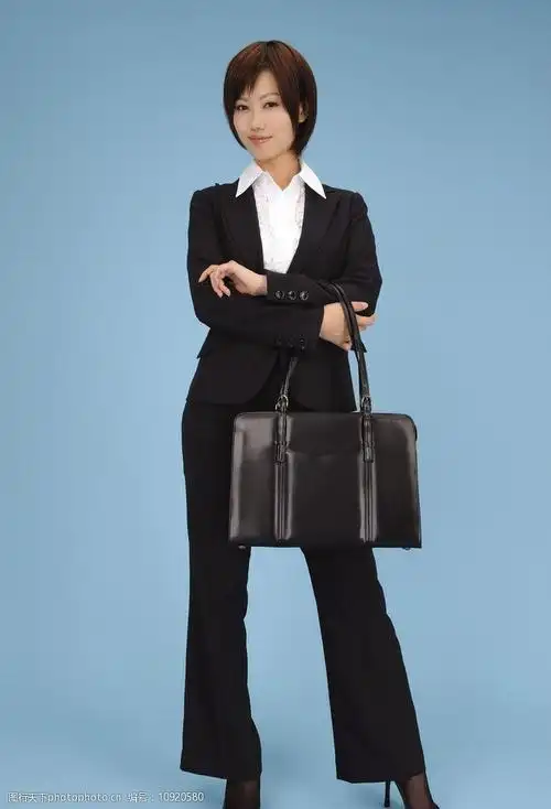 短发西服女经理图片