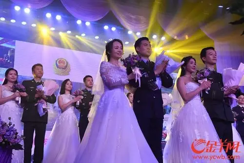 警服 婚纱!广东160对警队新婚夫妇踏过"鹊桥"