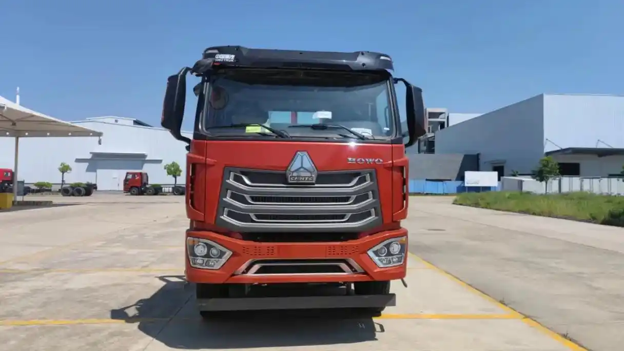 重汽豪沃宽体宽卧四点悬浮前四后八