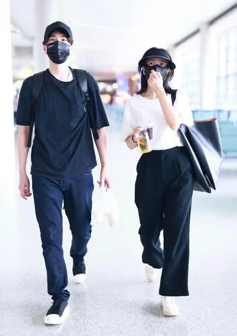 高圆圆携老公现身机场,她打扮时髦像少女,衬得老公好"油腻"!