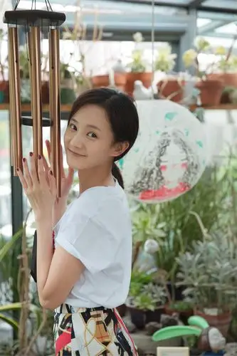 李一桐晒夏日素颜大片长腿吸睛时尚度立现