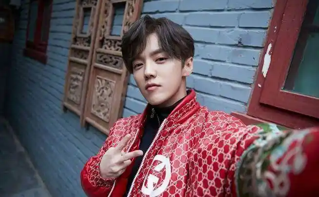 鹿晗37分的发型如何保养?这个发型需要烫吗?_头发_卷发_潮流