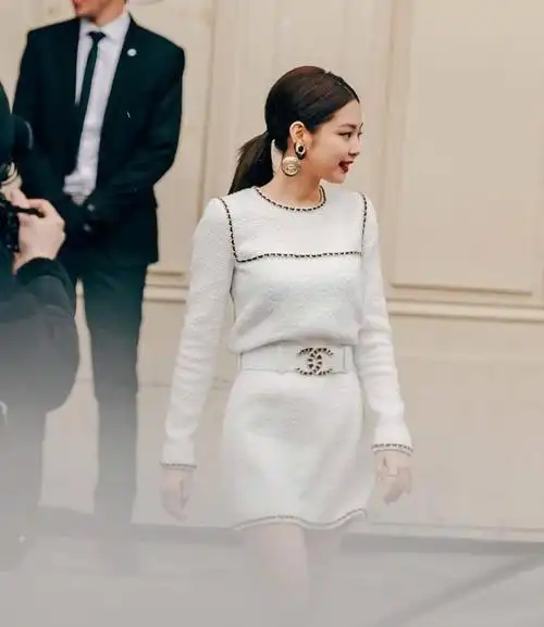 jennie秀大长腿拼了,红玫瑰抹裙短到大腿根,皮肤白到发光