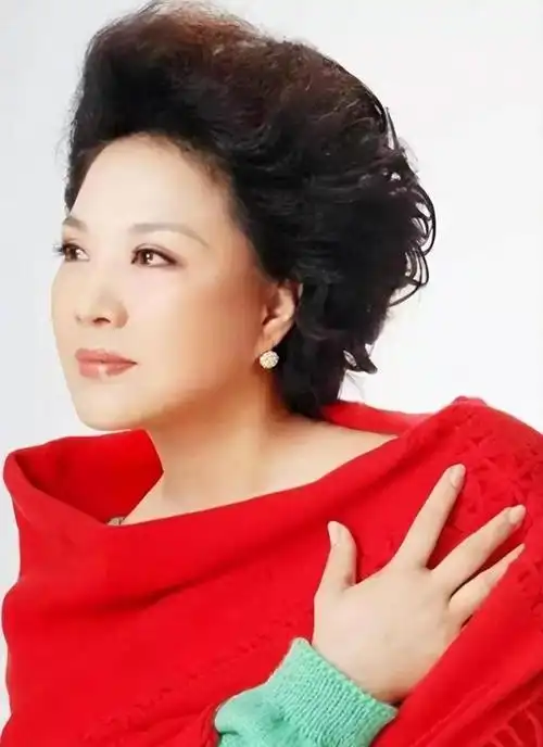 大家对王秀芬应该不会感到陌生,她是一位著名的女高