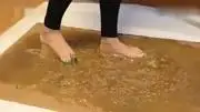 搞笑视频:实拍:美女赤脚陷入胶水陷阱,到底还是没有出来!