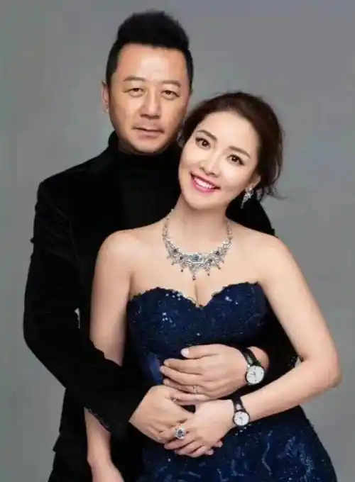演员郭涛,在重庆拍戏时捡来一个美女当老婆,婚后家庭事业两头旺_李燃