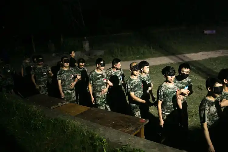 每位都是赤脚勇敢前行!