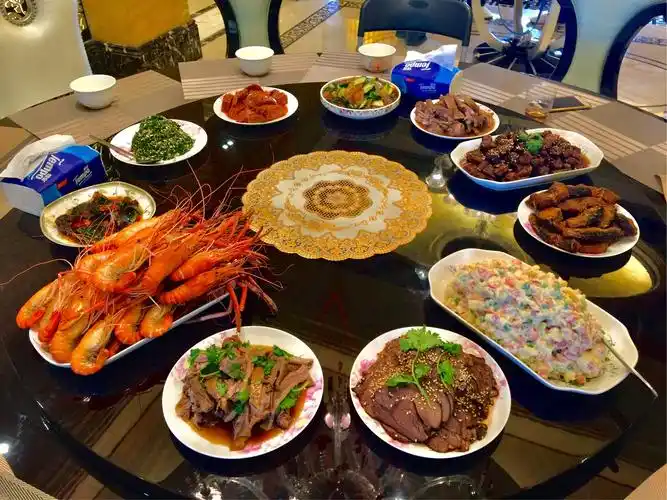 主人家招待的丰盛的午餐