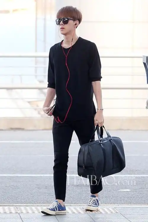 exo组合成员吴世勋7月4日韩国仁川机场街拍 (飞成都)