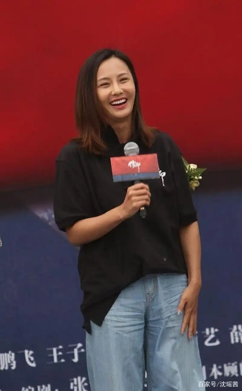 马雅舒打扮挺朴素的,不介意穿黑色t恤配牛仔裤,吴奇隆真没眼光