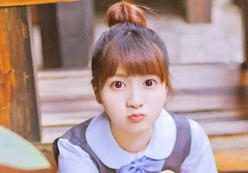 学生发型 >> 校园女生刘海扎发不止马尾辫丸子头 2020年少女简单长发