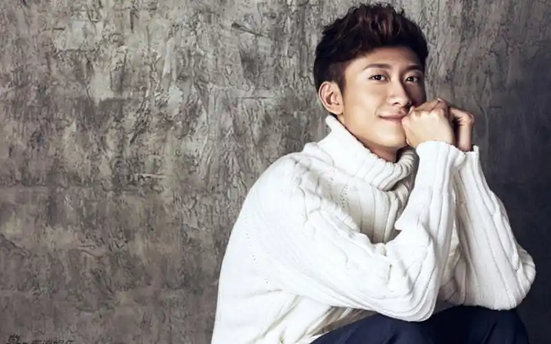 张一山帅气西装高清桌面壁纸