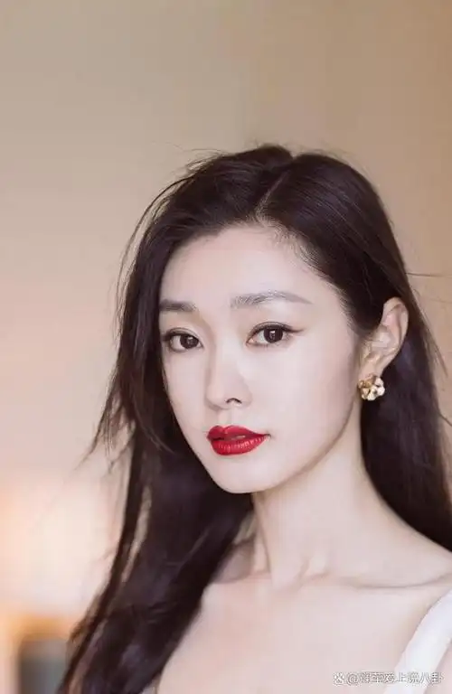 6月6日深夜,一段知名女演员宋轶现身医院的视频被媒体曝光,随即引起