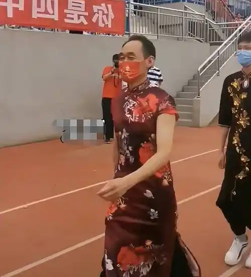 河南一高中男老师拼了,穿旗袍祝愿"旗开得胜",为高三考生打气_男老师
