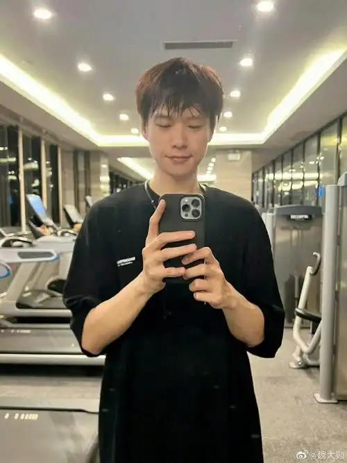 魏大勋新手机壳#魏大勋分享对镜自拍照9615帅气拉满!