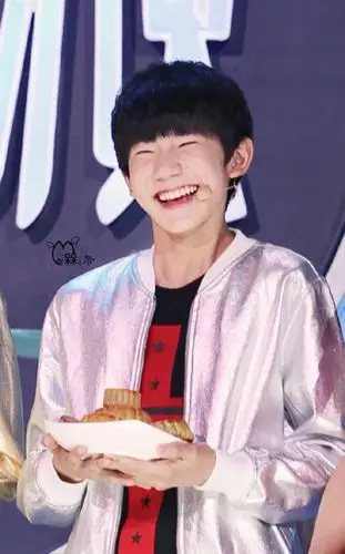 tfboys王源甜笑帅萌抓怕 尽展阳光型气质(组图)(5)