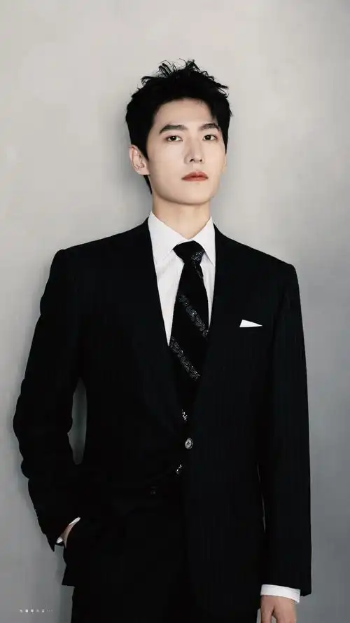 杨洋华表奖造型,黑西装稳定帅气!92#明星华表奖出发图