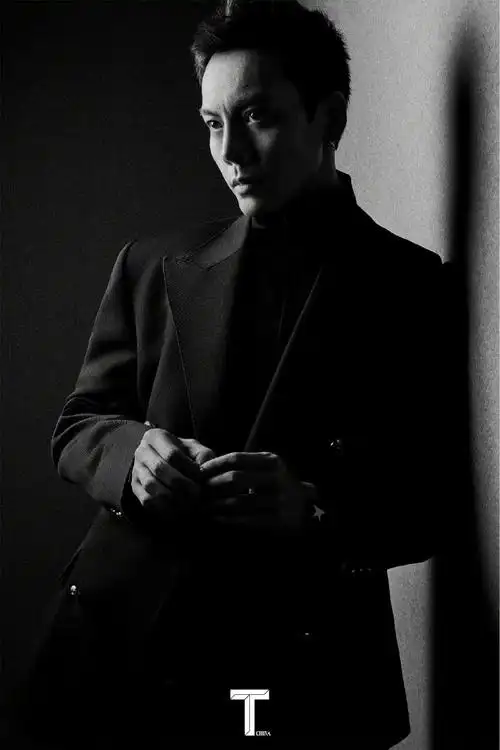 陈伟霆晒黑白朦胧感随拍