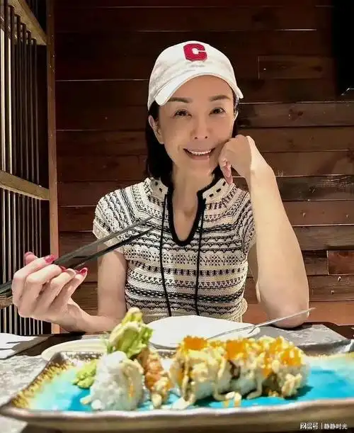 55岁伍咏薇到餐厅吃饭的近照她瘦得太夸张了脸都瘦脱相了