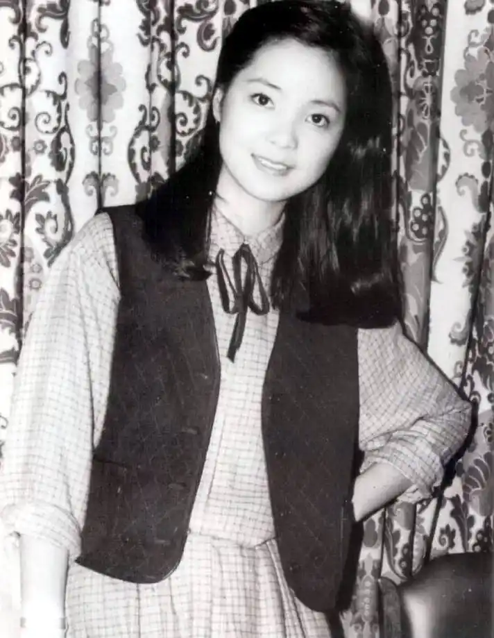 邓丽君,8张黑白老照片,从幼儿到中年