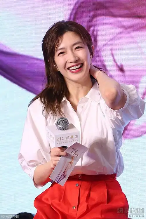 江疏影白衬衫配红长裙甜笑手摸脑勺显害羞