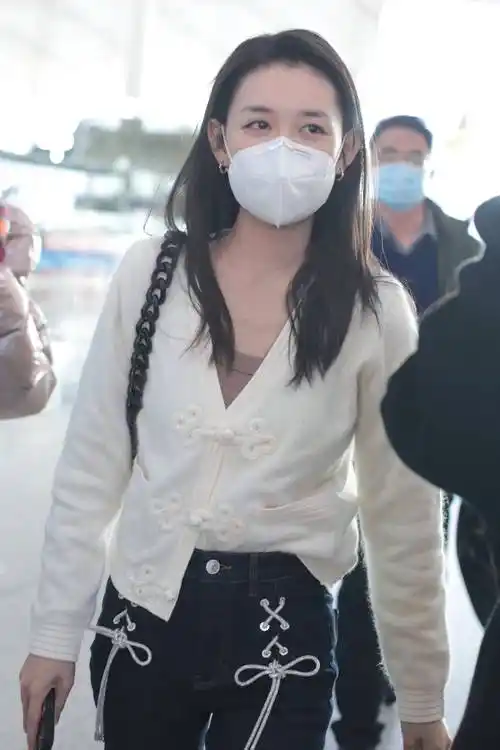 搜狐娱乐讯(洪水工作室/图文)2月7日下午,蒋依依机场出发,白色针织衫