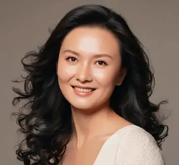 50 岁谢兰模样变化大,被爆已永居美国,网友直呼认不出!