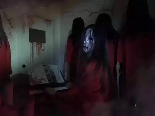 因为它们(鬼)无处不在 所谓恐怖 不单纯的是血腥暴力 而是一种思维