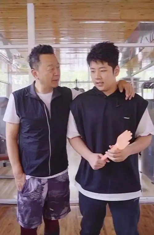 如今,昔日的孩童已蜕变为一位稳重成熟的男士,他的身高甚至已经超过了