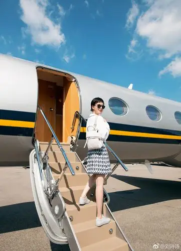 刘诗诗短发帅气细腿儿抢镜畅游罗马街头绽放东方美