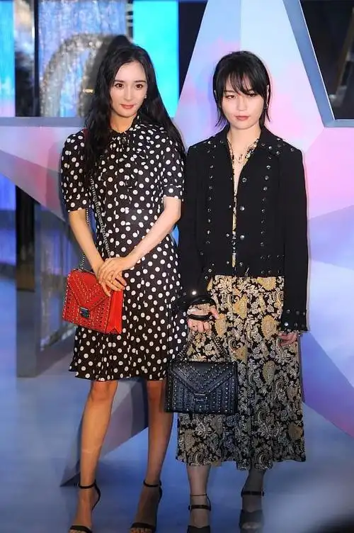 周笔畅穿印花裙好个性但杨幂的波点裙也挺减龄真是难分高下