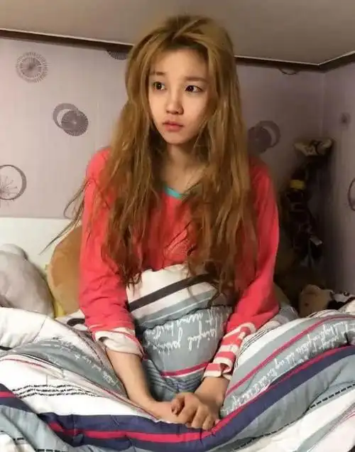 宋雨琦起床照流出脸色蜡黄头发乱糟糟妆前妆后判若两人