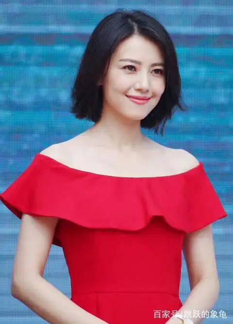 身穿红色的露肩长裙,高圆圆这身打扮,亭亭玉立,成熟有气质