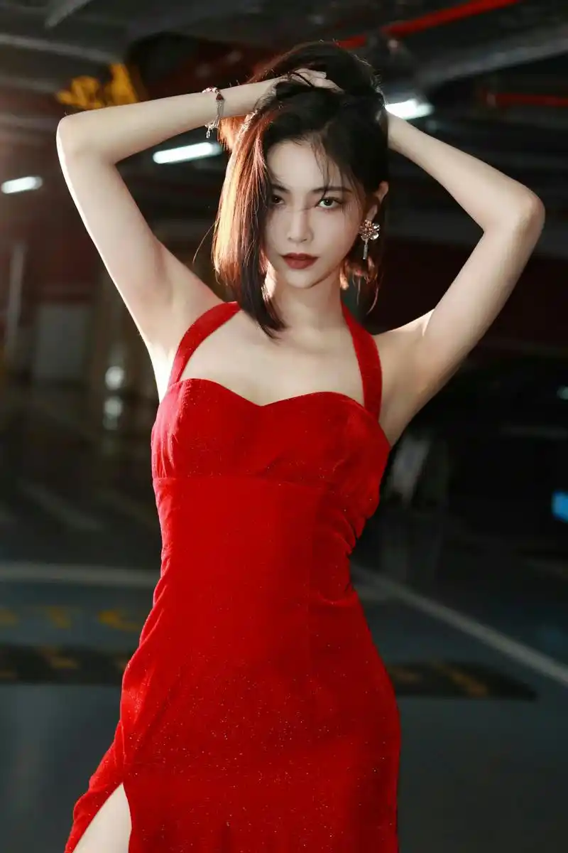 许佳琪 红色开叉裙秀美腿玉足