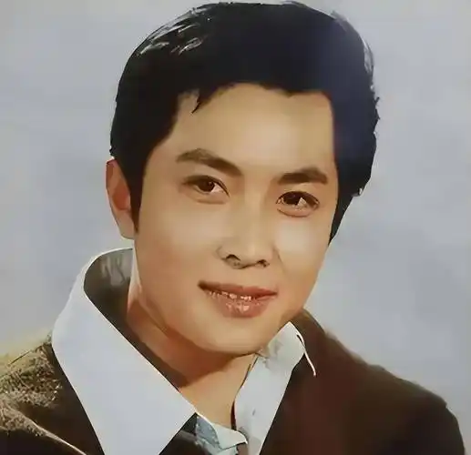 唐国强在拍摄电影《小花》时与年轻的演员陈冲走得太近了.