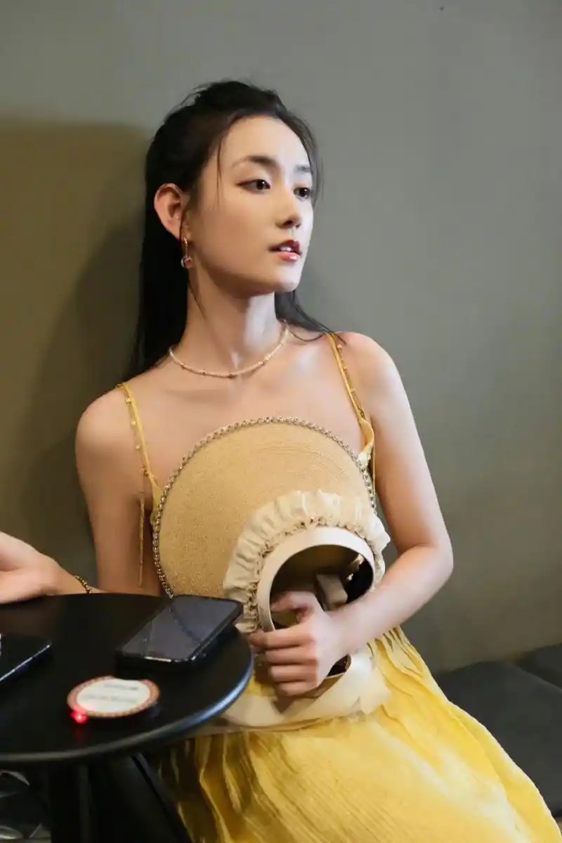 蒋依依吊带裙太美太辣了 眼睛根本移不开