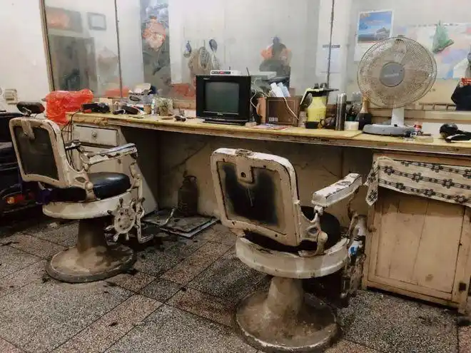 阜南闹市中的70年老理发店,承载着几代人的记忆