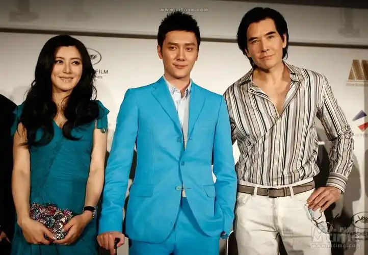 高清图:《画皮2》戛纳发布会 冯绍峰拄拐帅气亮相pk费翔