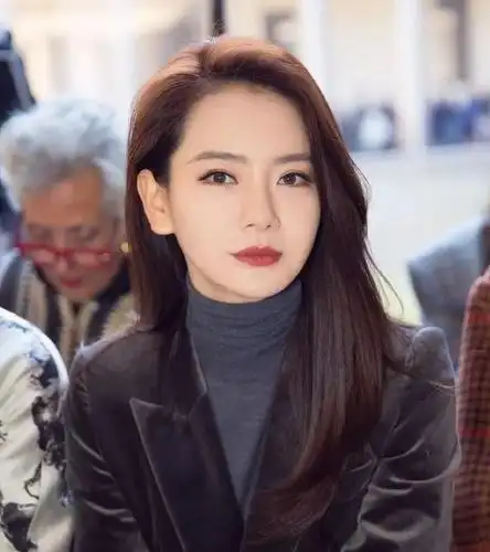 从土味黑妞到白富美如今36岁戚薇养洋老公成家中顶梁柱